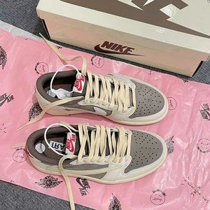 Travis Scott x Air Jordan 1 Low  White brown